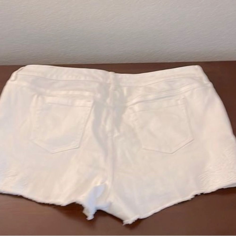 Torrid White Denim Shorts with Lace Detail 5 Pocket NWOT - Picture 3 of 6
